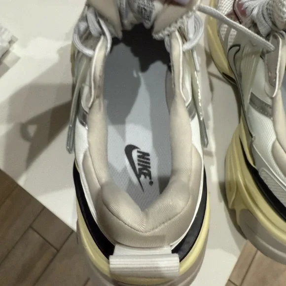 Nike V2K Running Shoes - Picture 8 of 10